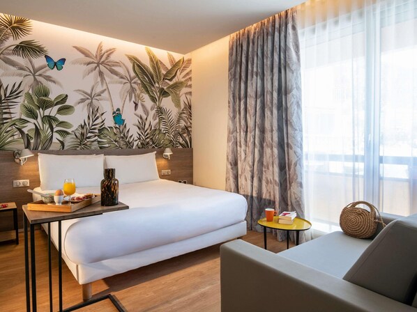 Doppia Standard, 1 letto matrimoniale con divano letto | Una cassaforte in camera, una scrivania, ferro/asse da stiro