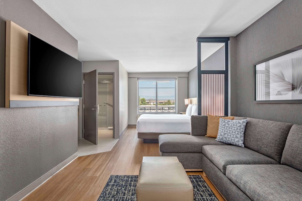 Hyatt Place Riverside Downtown
