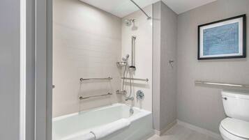 Ein modernes Badezimmer mit Badewanne, Dusche und Toilette.