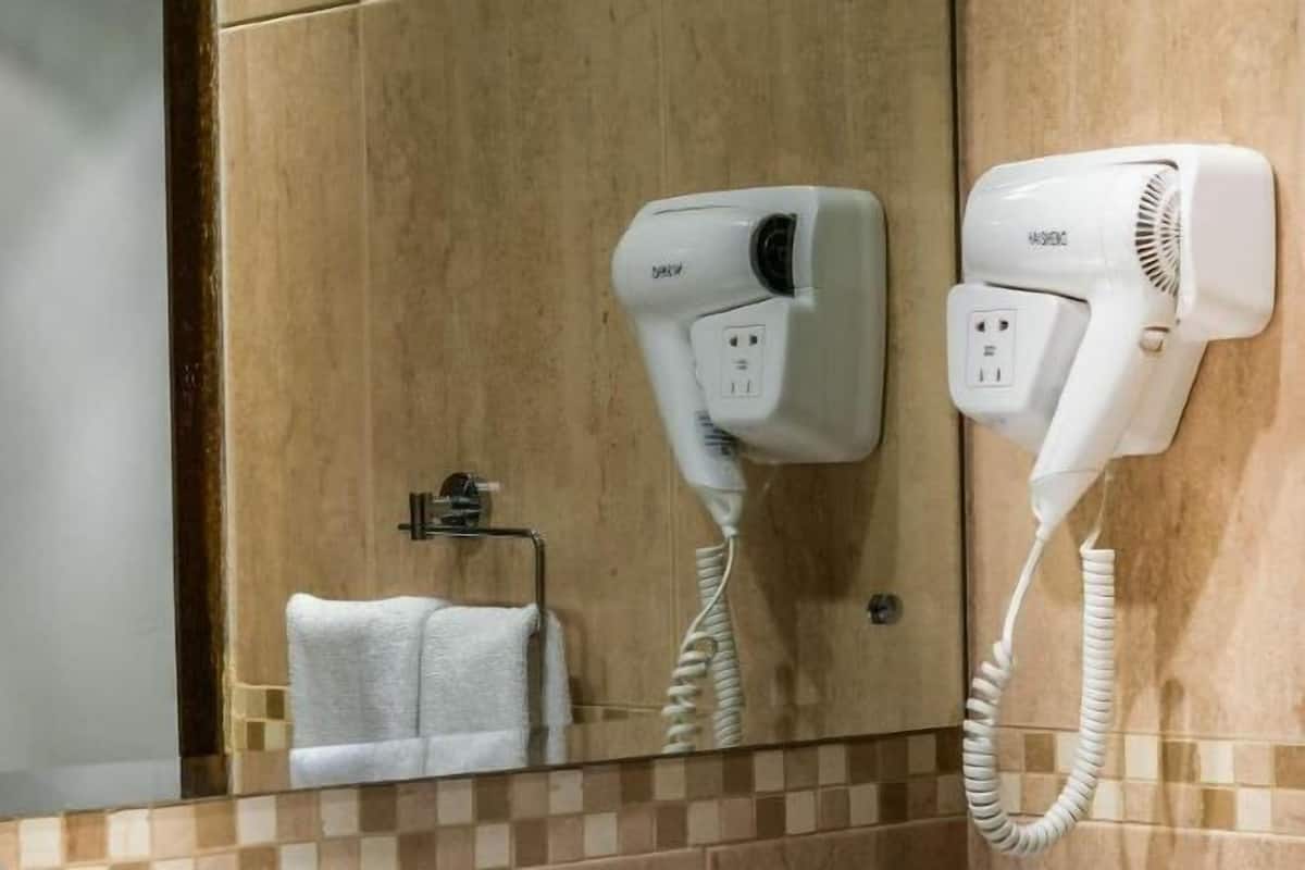 Bathroom | Combined shower/tub, deep soaking tub, free toiletries, hair dryer