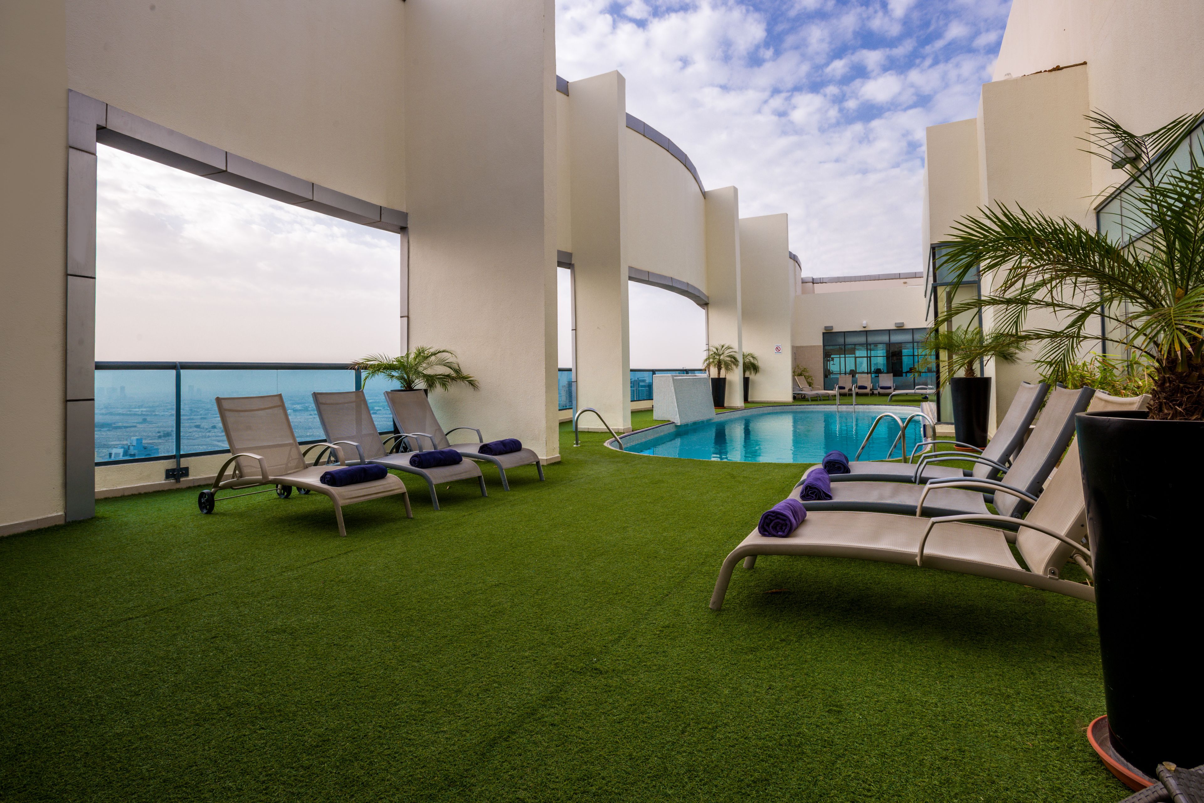 Piscina externa, guarda-sóis, espreguiçadeiras