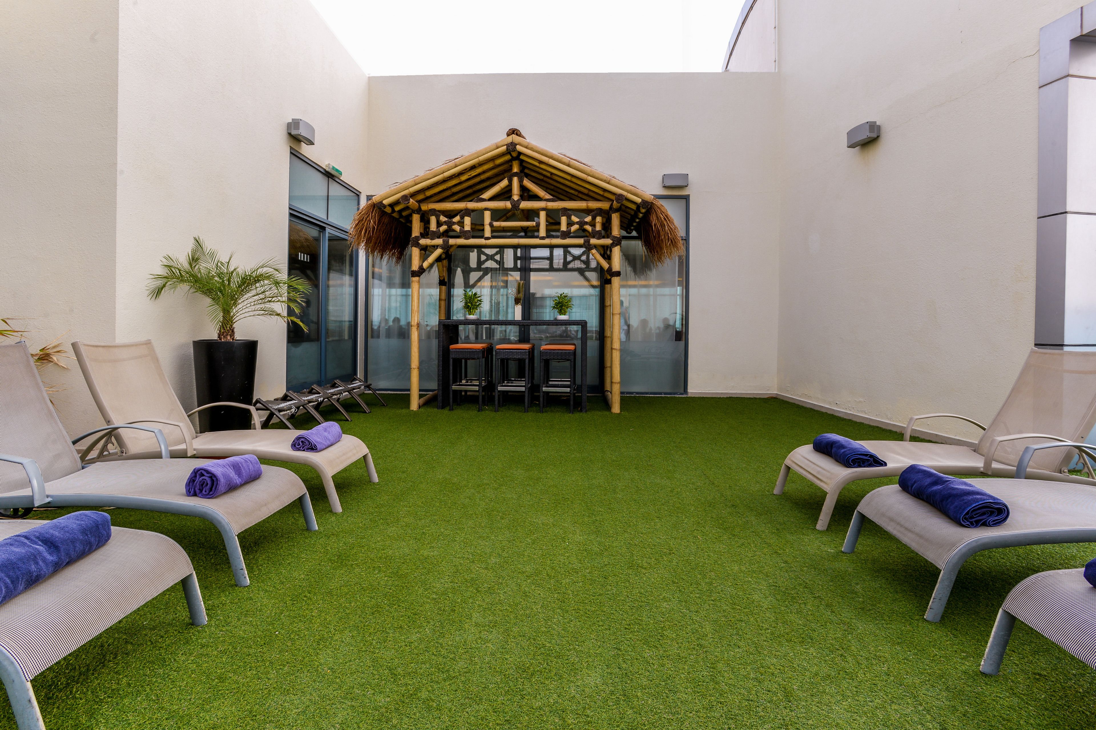 Piscina externa, guarda-sóis, espreguiçadeiras