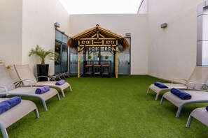 Piscine extérieure, parasols de plage, chaises longues