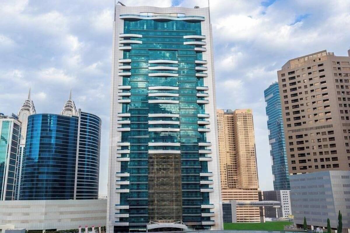 Ein modernes Hochhaus mit Glasfassade und markantem, gebogenem Design.