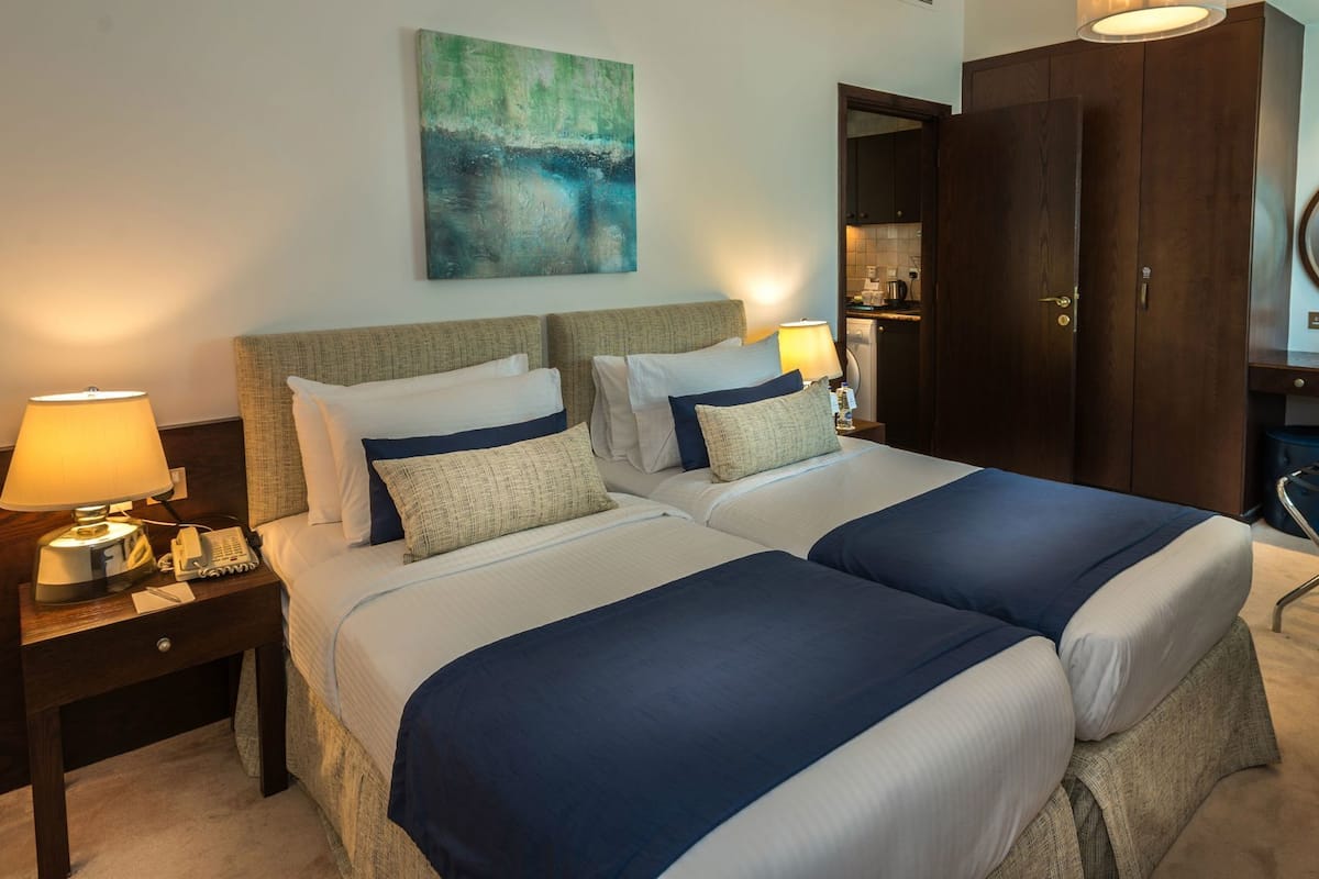 Caja de seguridad en la habitación, escritorio y insonorización