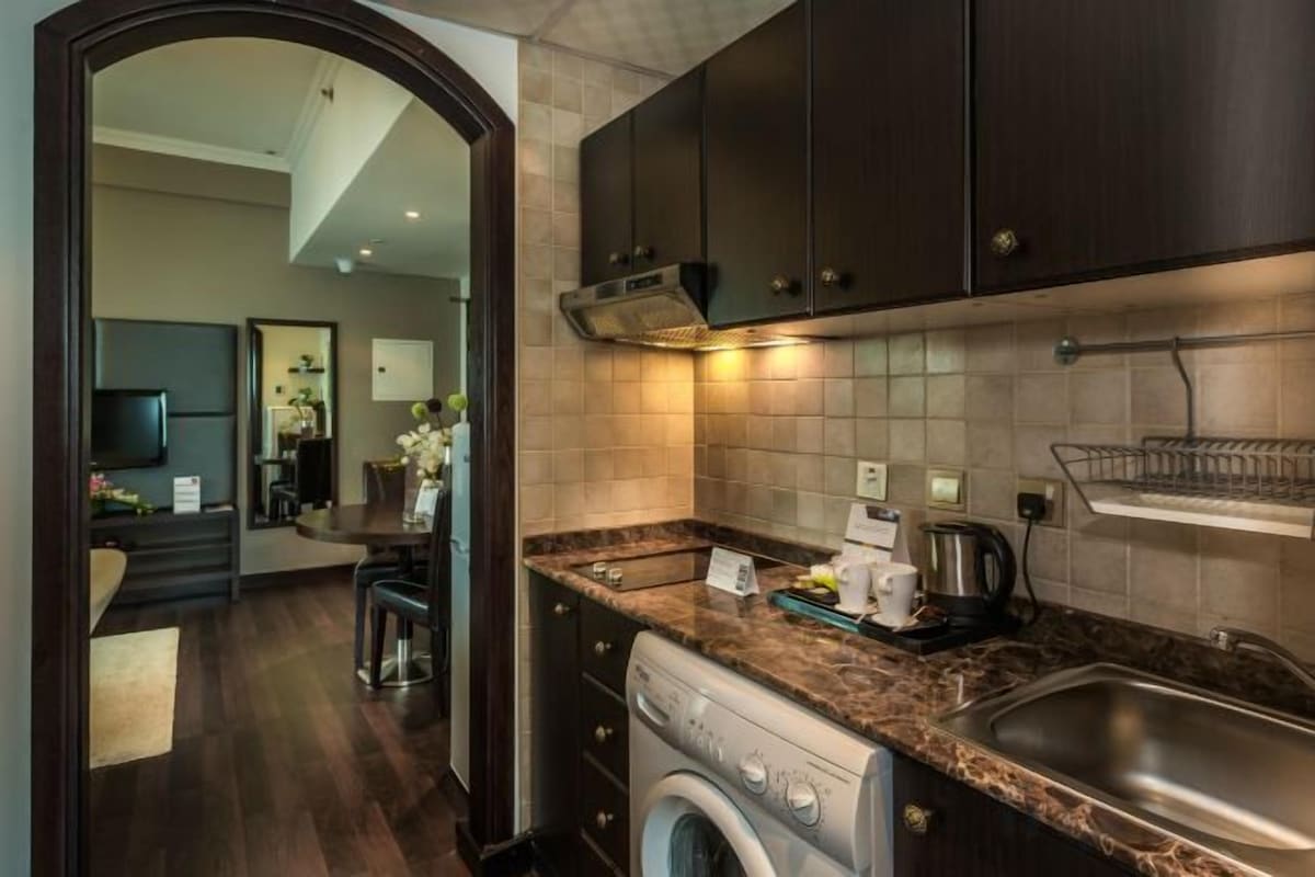 Cocina privada | Cafetera y tetera, refrigerador, microondas y parrilla de estufa