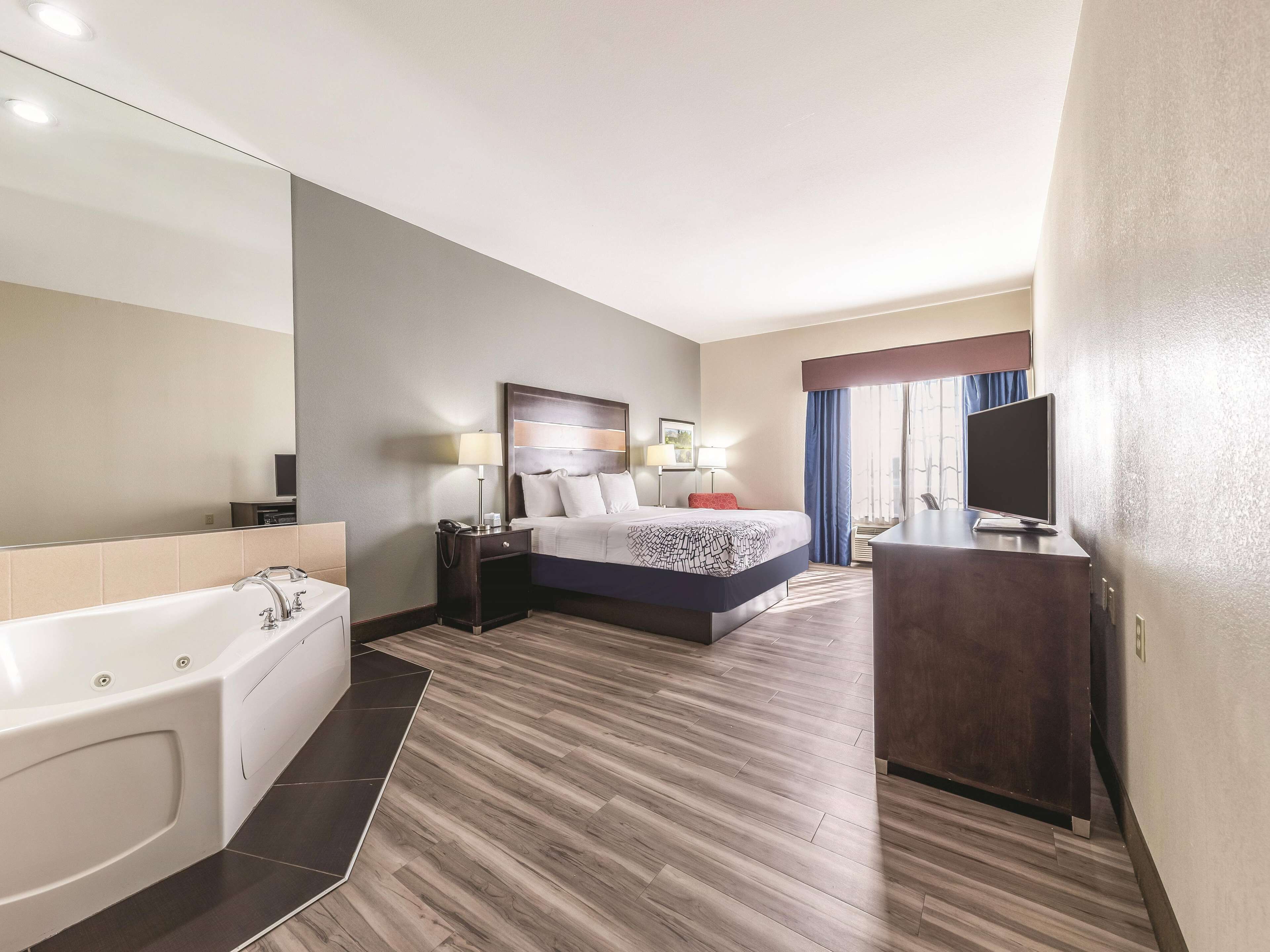 Deluxe kamer, 1 kingsize bed, niet-roken | Luxe beddengoed, pillowtop-bedden, een bureau, verduisterende gordijnen