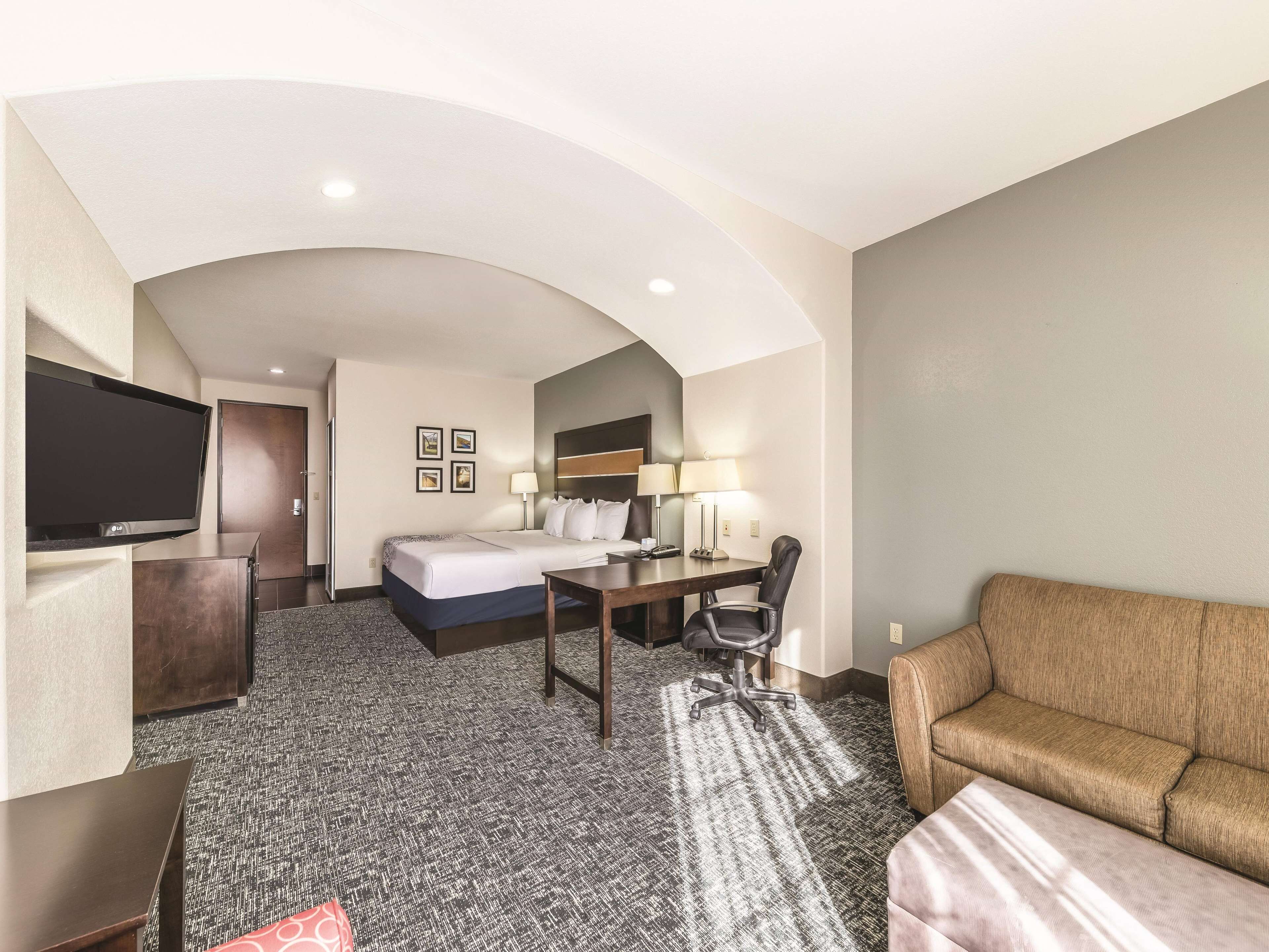 deluxe room, 1 king bed, non smoking (deluxe executive room) | premium bedding, pillow-top beds, desk, blackout curtains