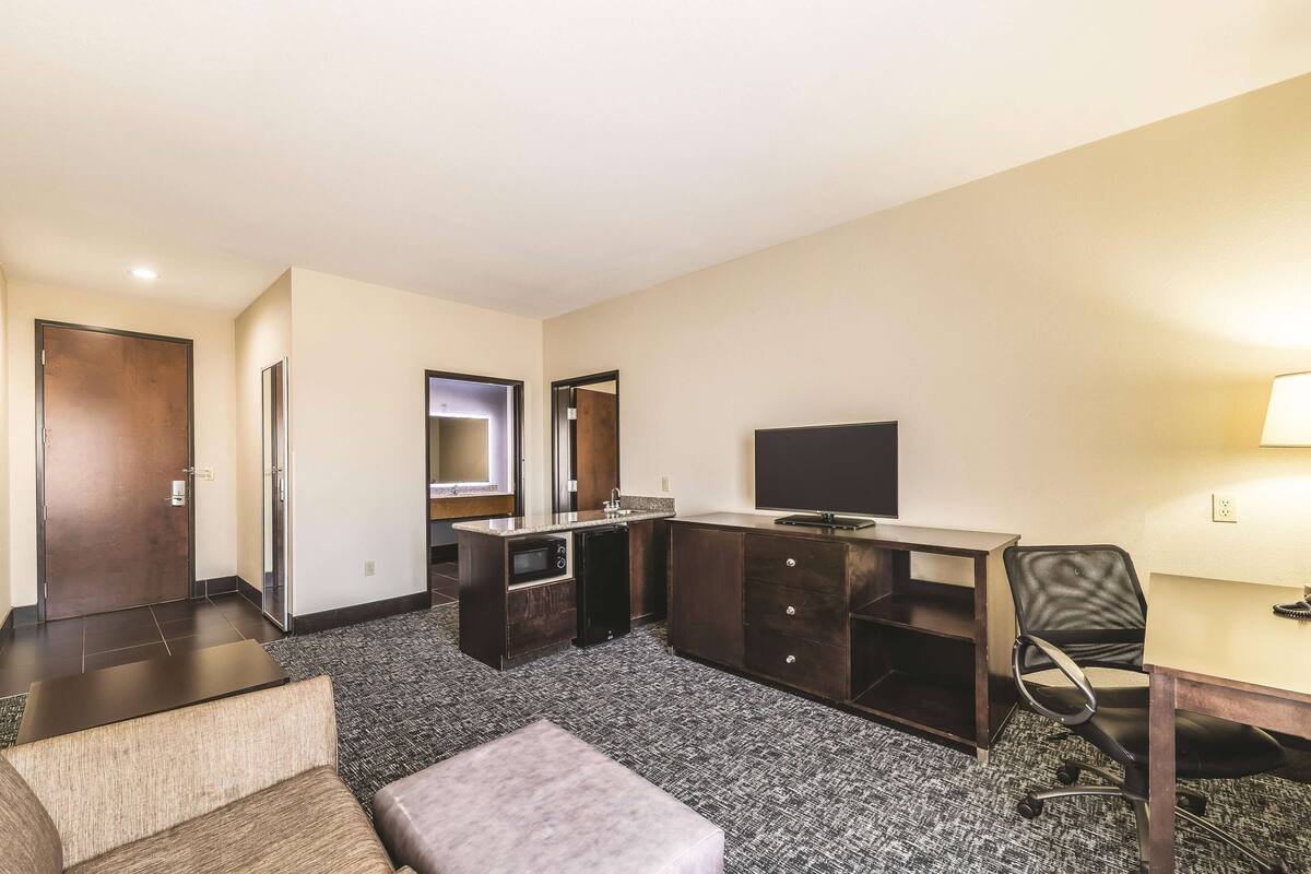 deluxe suite, 1 king bed, accessible, non smoking (mobility accessible, two-room) | premium bedding, pillow-top beds, desk, blackout curtains