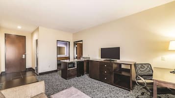 Deluxe Suite, 1 King Bed, Accessible, Non Smoking (Mobility Accessible, Two-Room) | Premium bedding, pillowtop beds, desk, blackout drapes