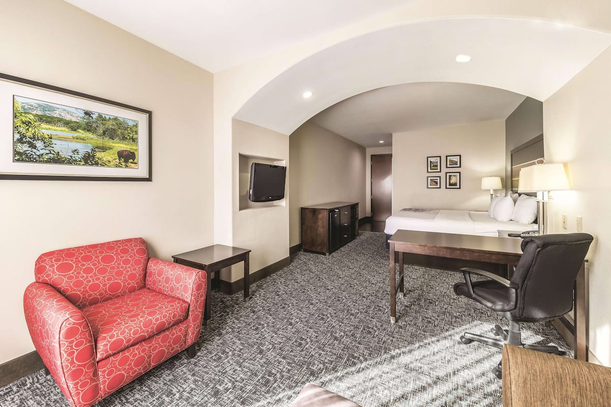 Deluxe kamer, 1 kingsize bed, niet-roken (Deluxe Executive Room) | Luxe beddengoed, pillowtop-bedden, een bureau, verduisterende gordijnen