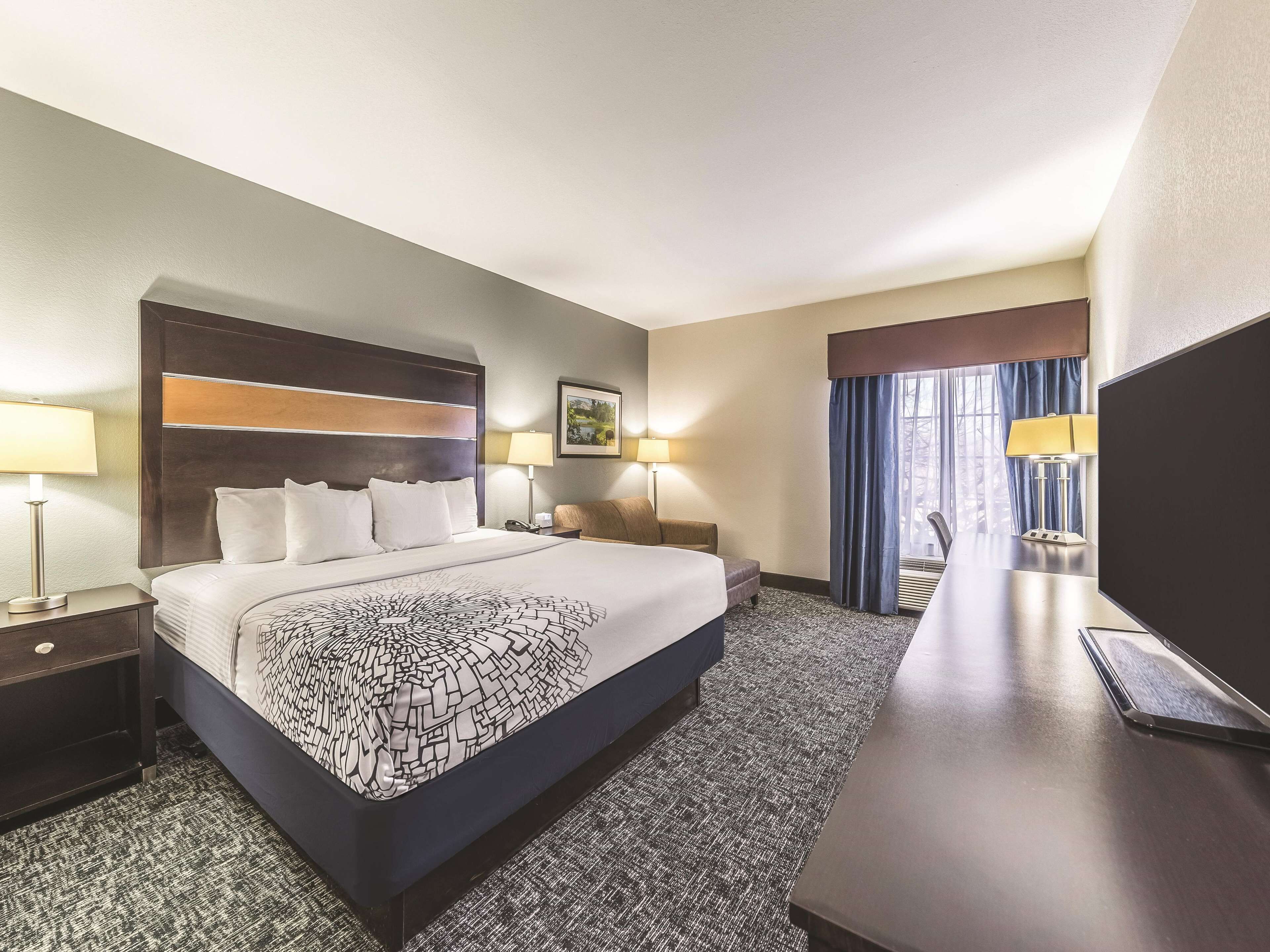 room, 1 king bed | premium bedding, pillow-top beds, desk, blackout curtains