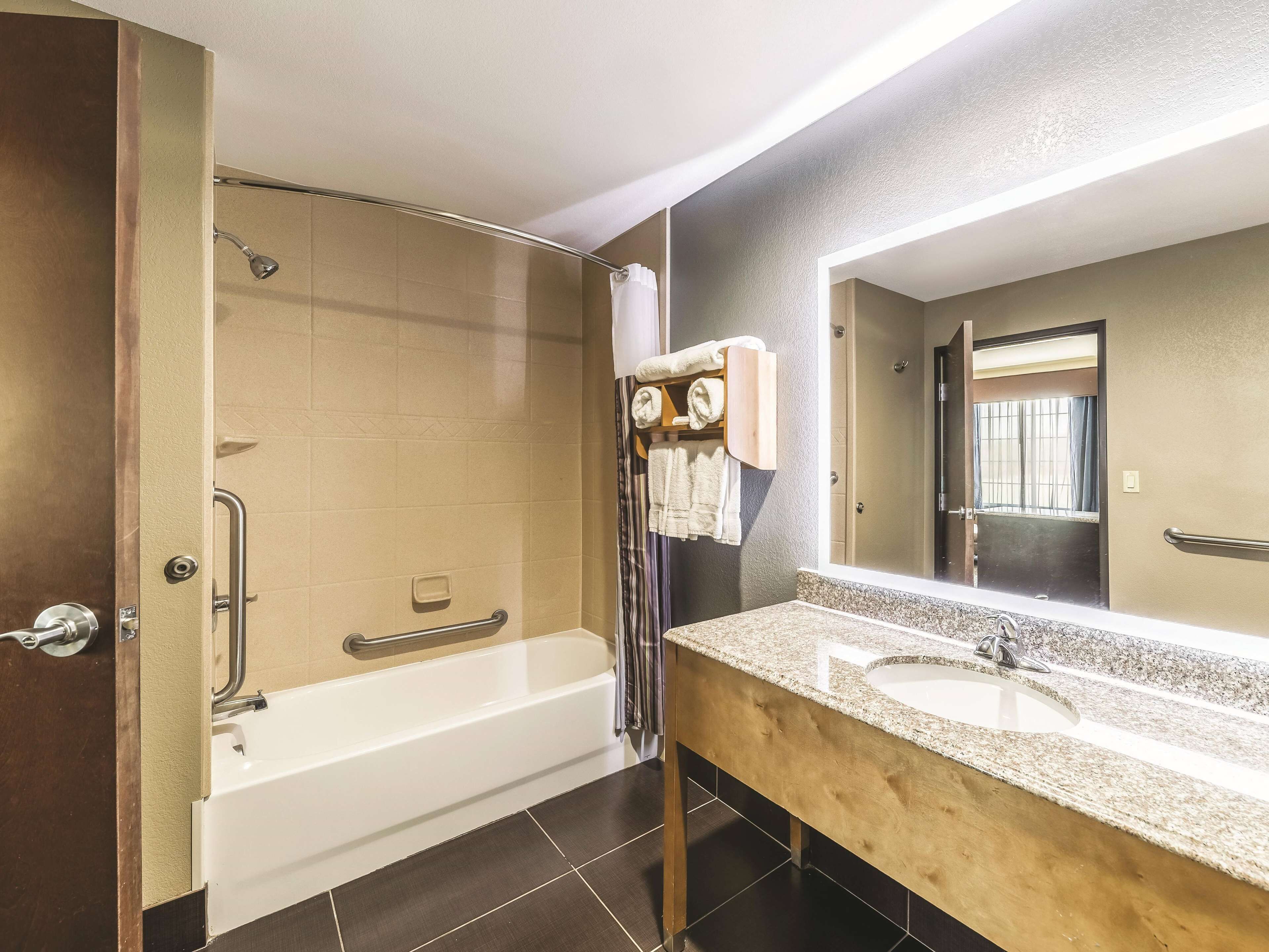 deluxe suite, 1 king bed, accessible, non smoking (mobility accessible, two-room) | premium bedding, pillow-top beds, desk, blackout curtains