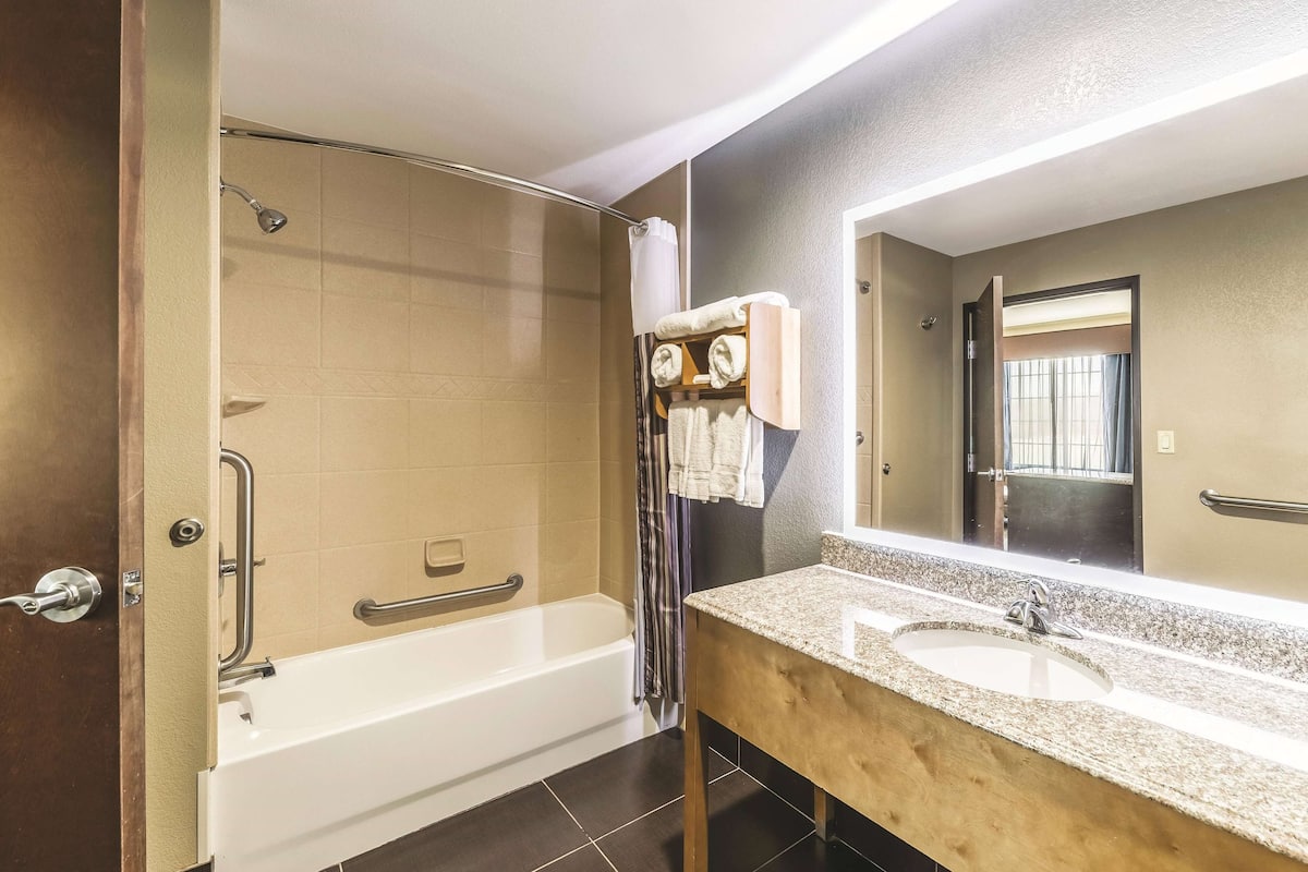 deluxe suite, 1 king bed, accessible, non smoking (mobility accessible, two-room) | premium bedding, pillow-top beds, desk, blackout curtains