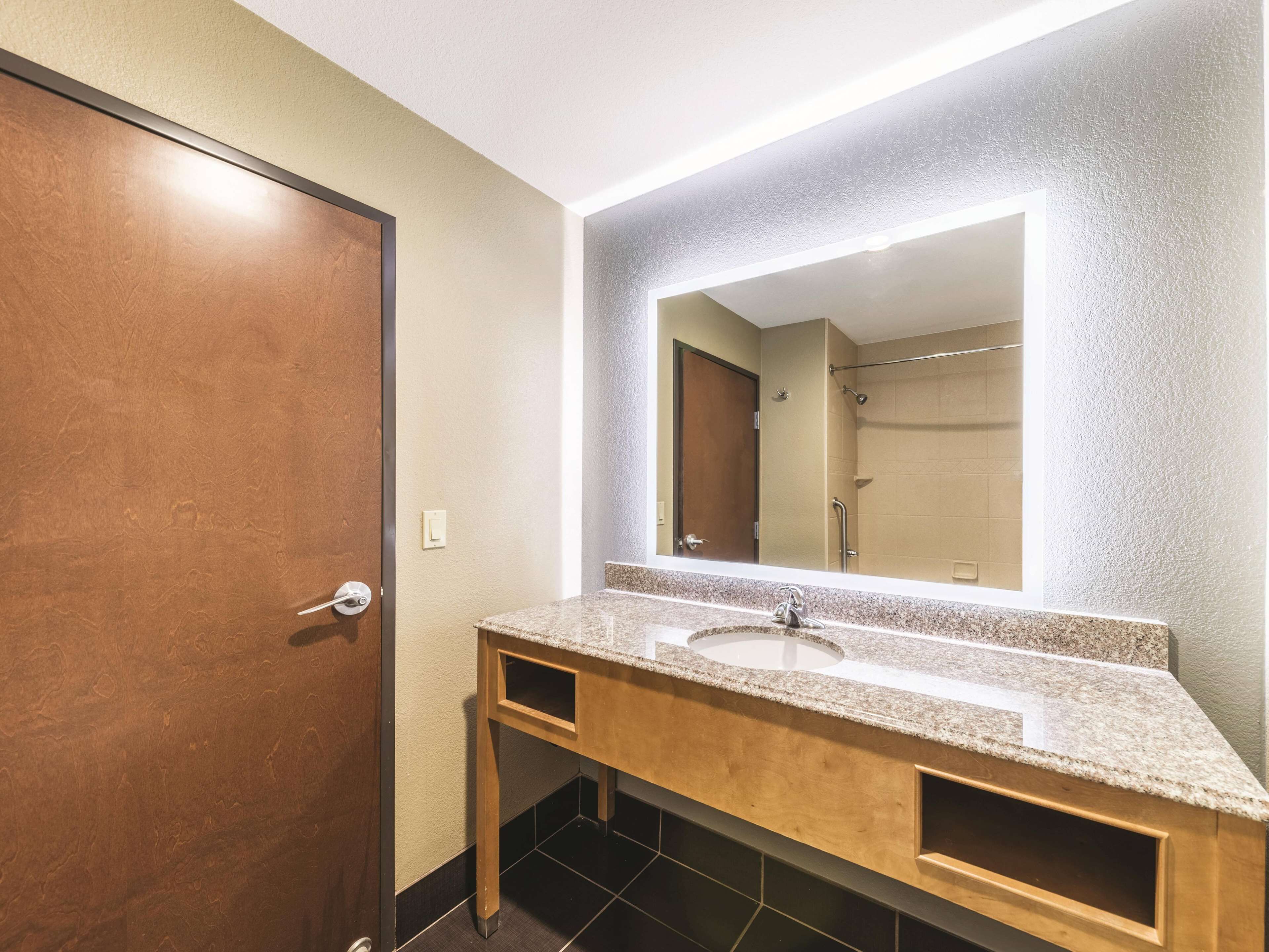 room, 1 king bed | premium bedding, pillow-top beds, desk, blackout curtains