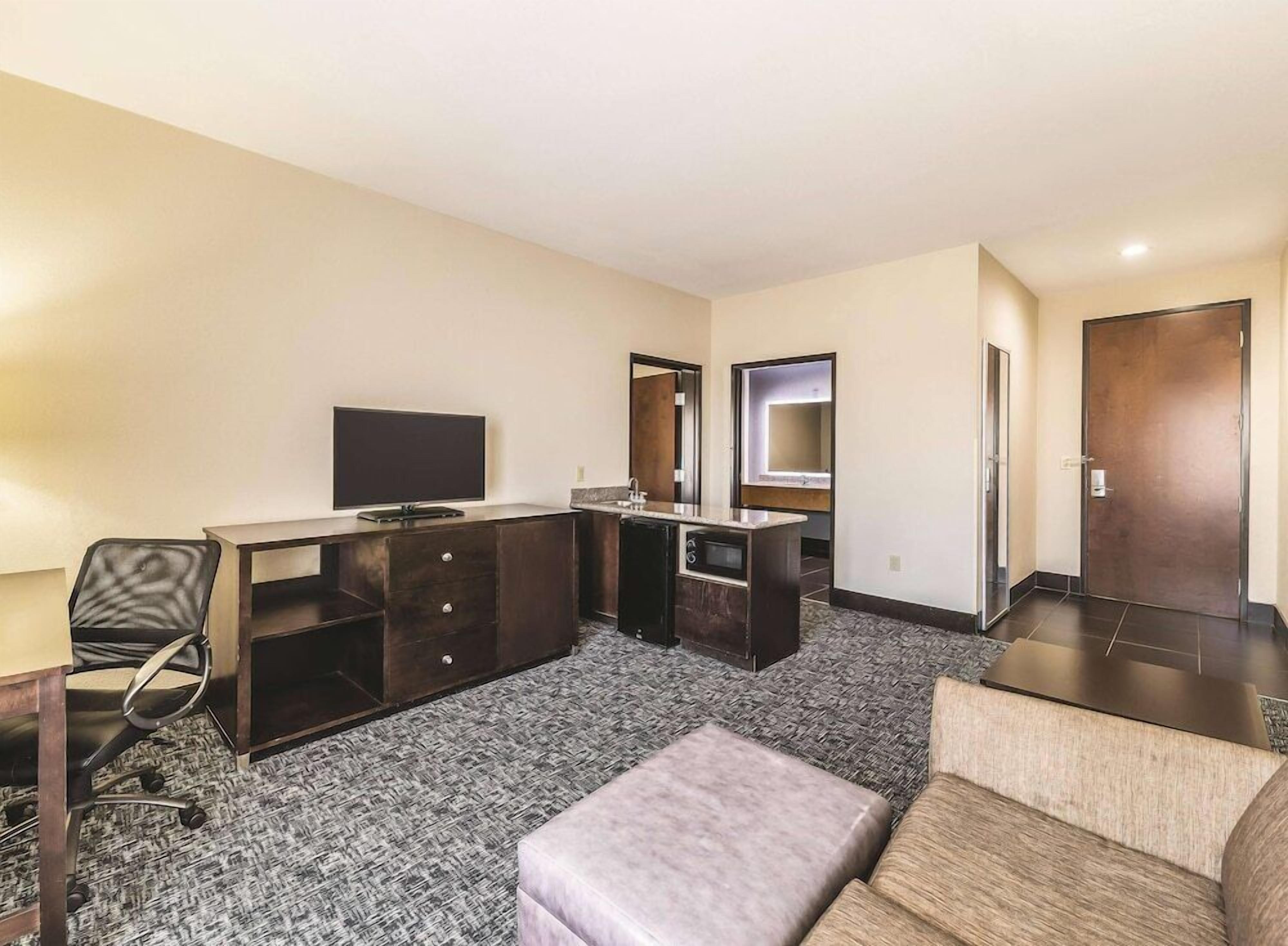 Living area | 32-inch flat-screen TV with cable channels, TV