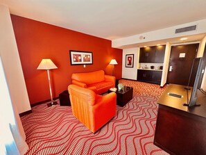 Suite, 1 King Bed, Non Smoking, City View | Living area | Flat-screen TV - La Quinta By Wyndham San Luis Potosi (San Luis Potosi)