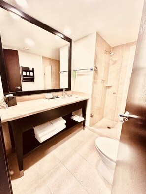 Baignoire, articles de toilette gratuits, sèche-cheveux