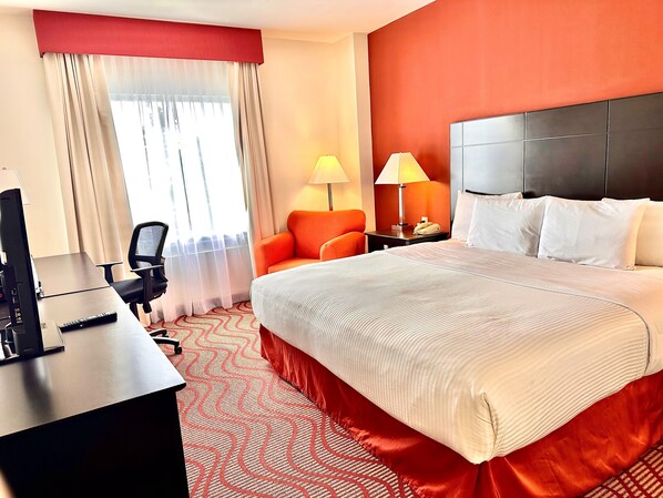 Room, 1 King Bed, Non Smoking, City View | Premium bedding, down duvets, in-room safe, desk - La Quinta By Wyndham San Luis Potosi (San Luis Potosi)