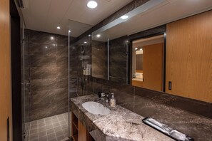 Phòng đôi Deluxe | Phòng tắm | Đồ dùng nhà tắm miễn phí, máy sấy tóc, dép đi trong nhà 