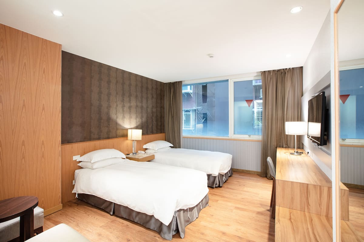 Quarto casal empresarial | Frigobar (abastecido com itens grátis), cofres nos quartos, escrivaninha
