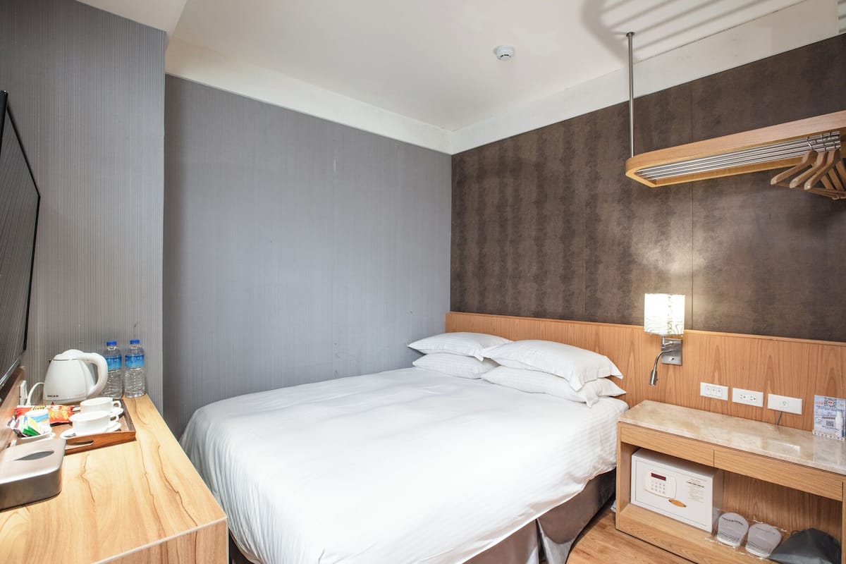 Quarto casal standard | Frigobar (abastecido com itens grátis), cofres nos quartos, escrivaninha