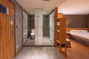 Business Double Room | Bar mini percuma, peti besi dalam bilik, meja 
