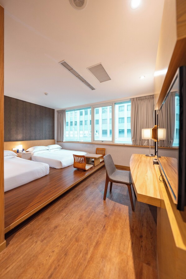 Family Quadruple Room | Free minibar, in-room safe, desk, blackout drapes - Hotel Cloud-ZhongShan (Taipei)