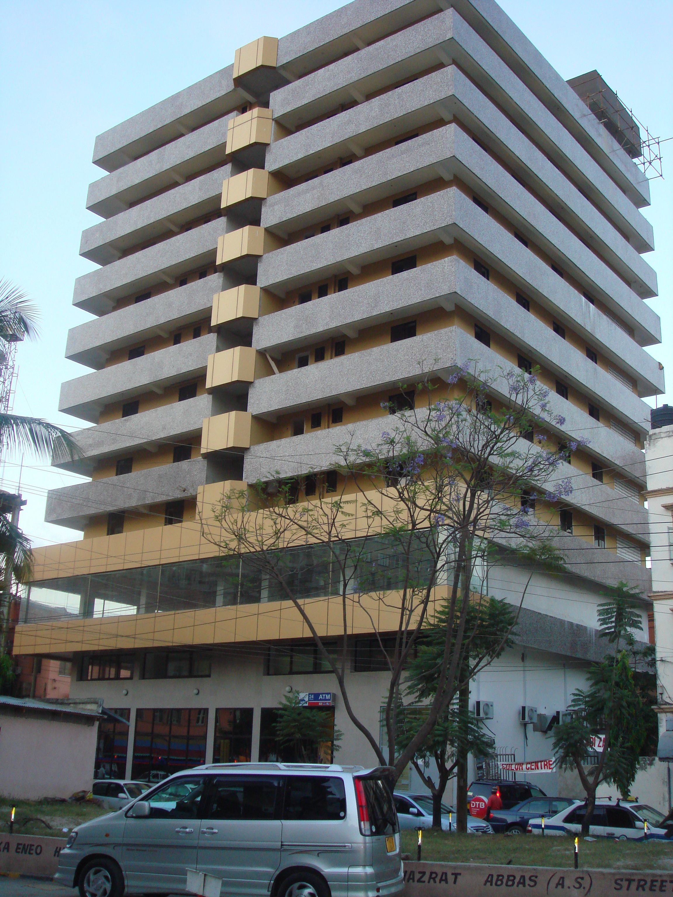 Edifici d'àmbit urbà amb disseny arquitectònic modern, amb balcons a cada planta i un espai comercial a la planta baixa.