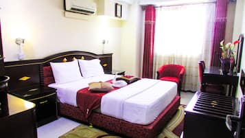 Minibar, brankas, meja kerja, dan tirai kedap cahaya