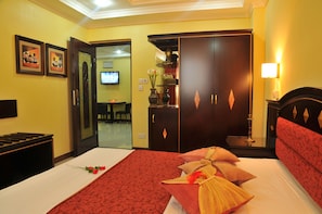 Minibar, in-room safe, desk, blackout curtains - Urban Rose Hotel and Apartment (Dar es Salaam)
