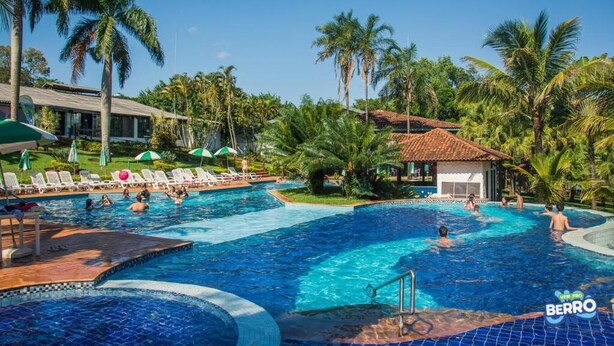 Ein Pool mit Liegestühlen und Palmen.