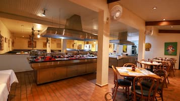Serviço de café da manhã, almoço, jantar; restaurante ao ar livre
