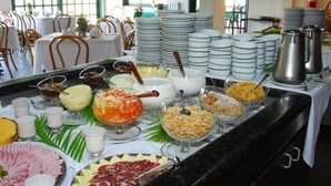 Ein reichhaltiges Buffet mit verschiedenen Speisen und Besteck.
