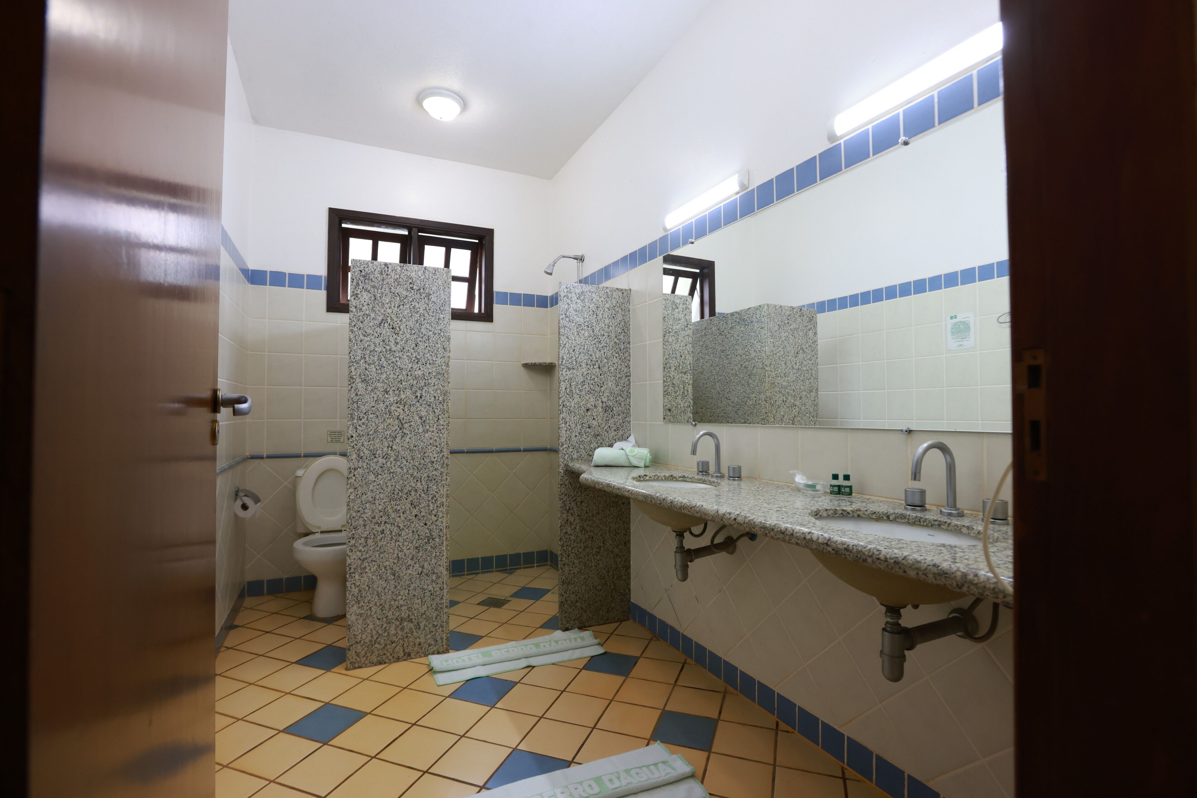 Suíte Conjugada Standard | Bathroom | Free toiletries, hair dryer, towels, soap