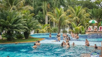 2 kolam renang indoor dan 3 kolam renang outdoor