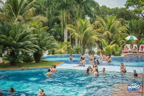 2 Innenpools, 3 Außenpools, Sonnenschirme, Liegestühle