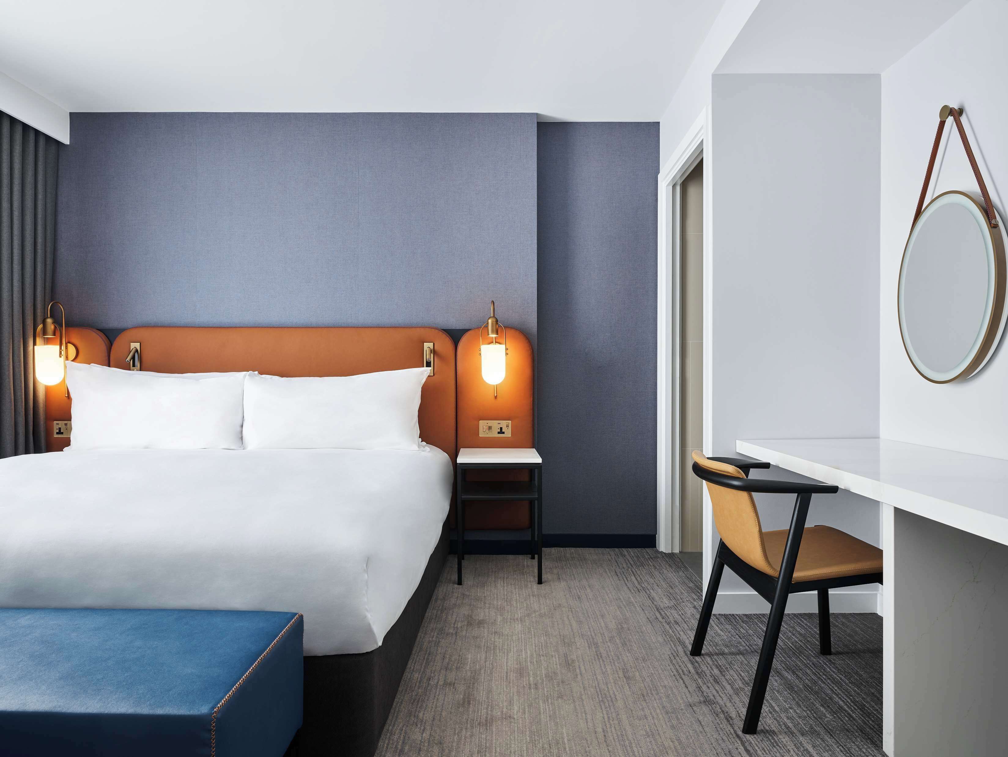 Rom – deluxe, 1 kingsize-seng, parkutsikt | Allergitestet sengetøy, safe på rommet og skrivebord