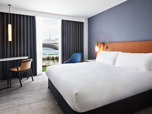 Ropa de cama hipoalergénica y caja de seguridad en la habitación