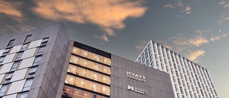 Overnatningsstedets facade – aften/nat