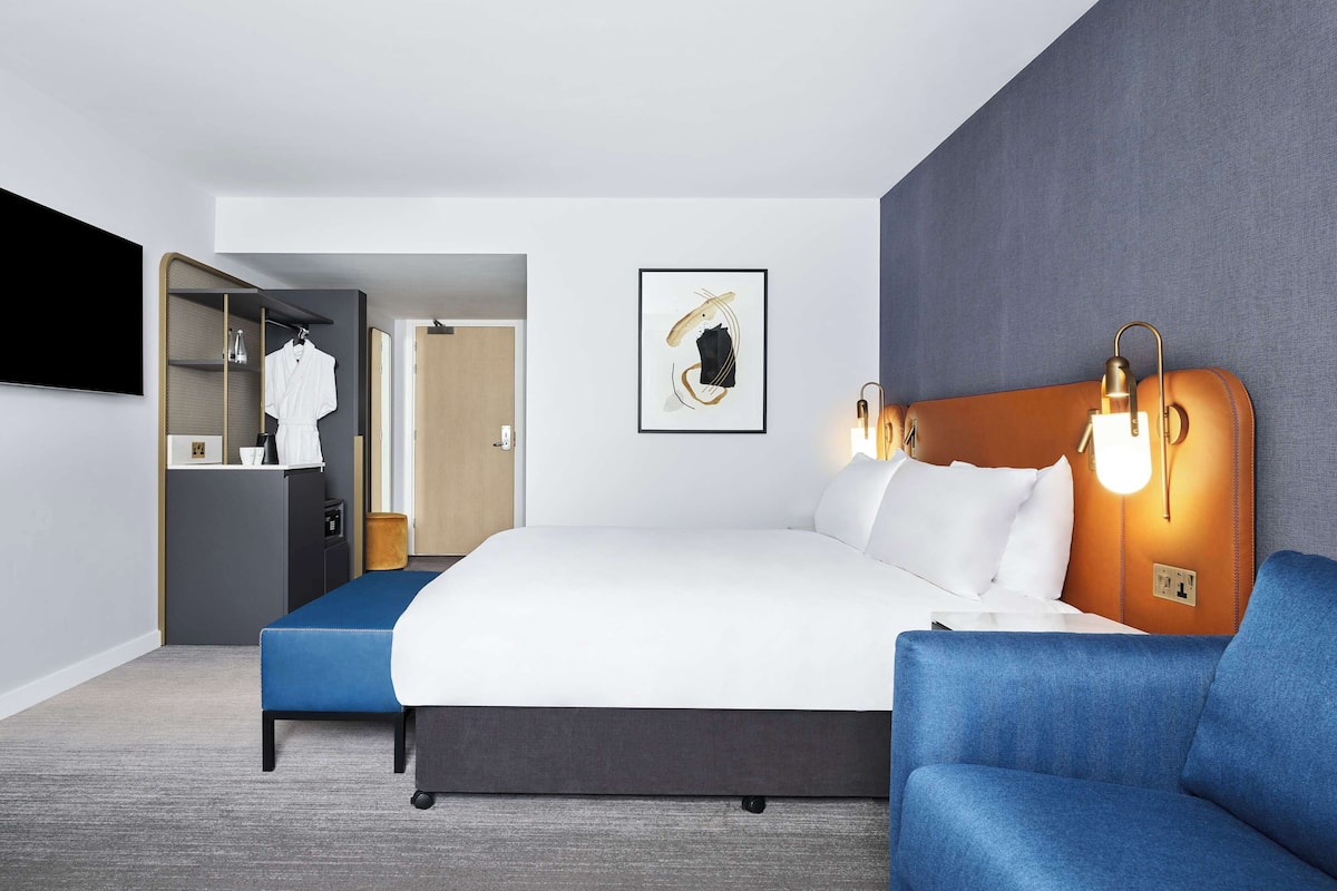 Hypo-allergenic bedding, in-room safe, desk, laptop workspace