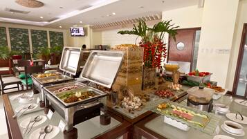 Een buffetopstelling met diverse gerechten en bestek.