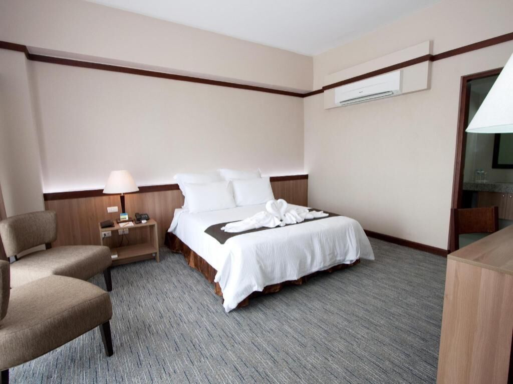 ميني بار وخزنة داخل الغرفة ومكتب وتجهيزات عازلة للصوت