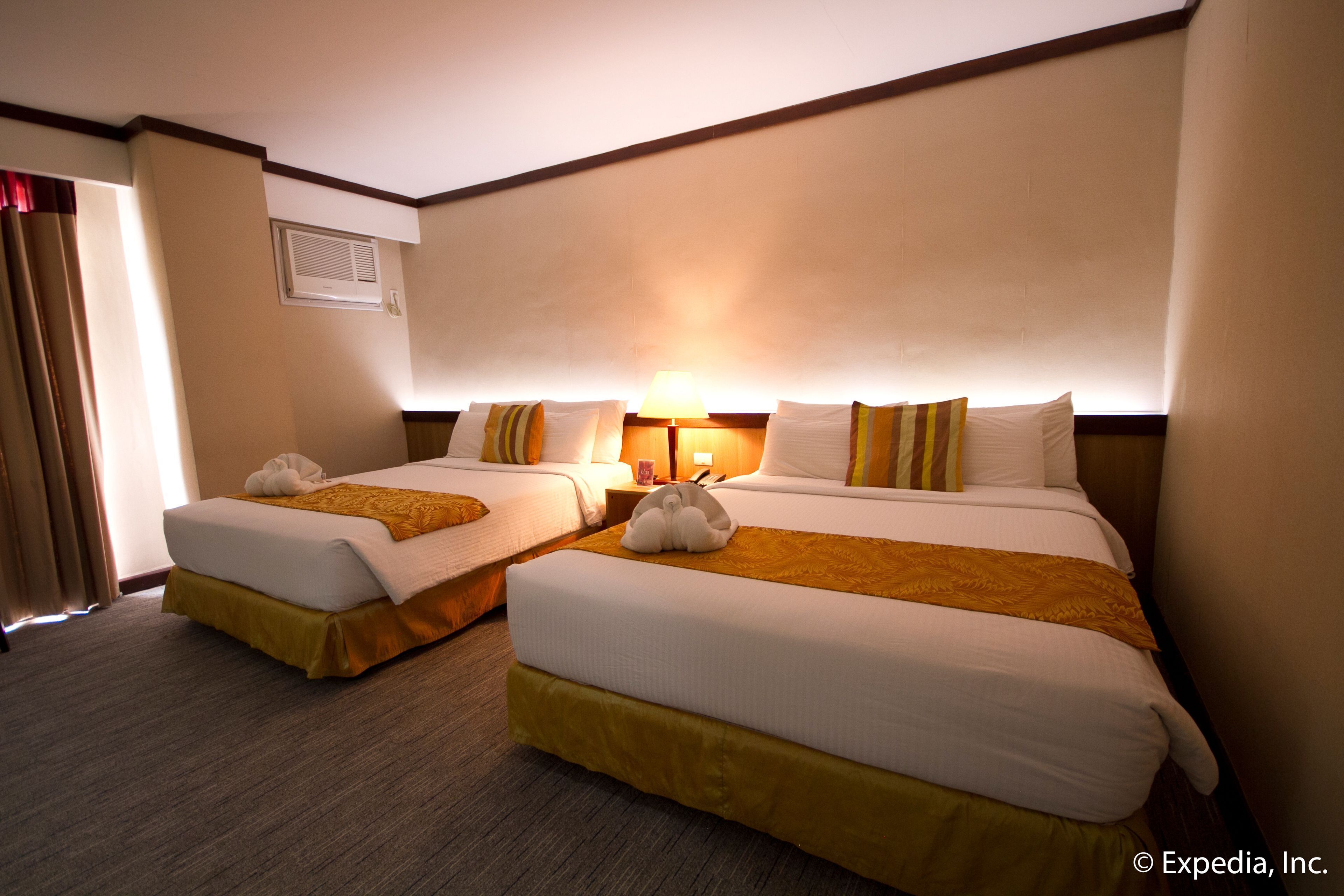 ميني بار وخزنة داخل الغرفة ومكتب وتجهيزات عازلة للصوت