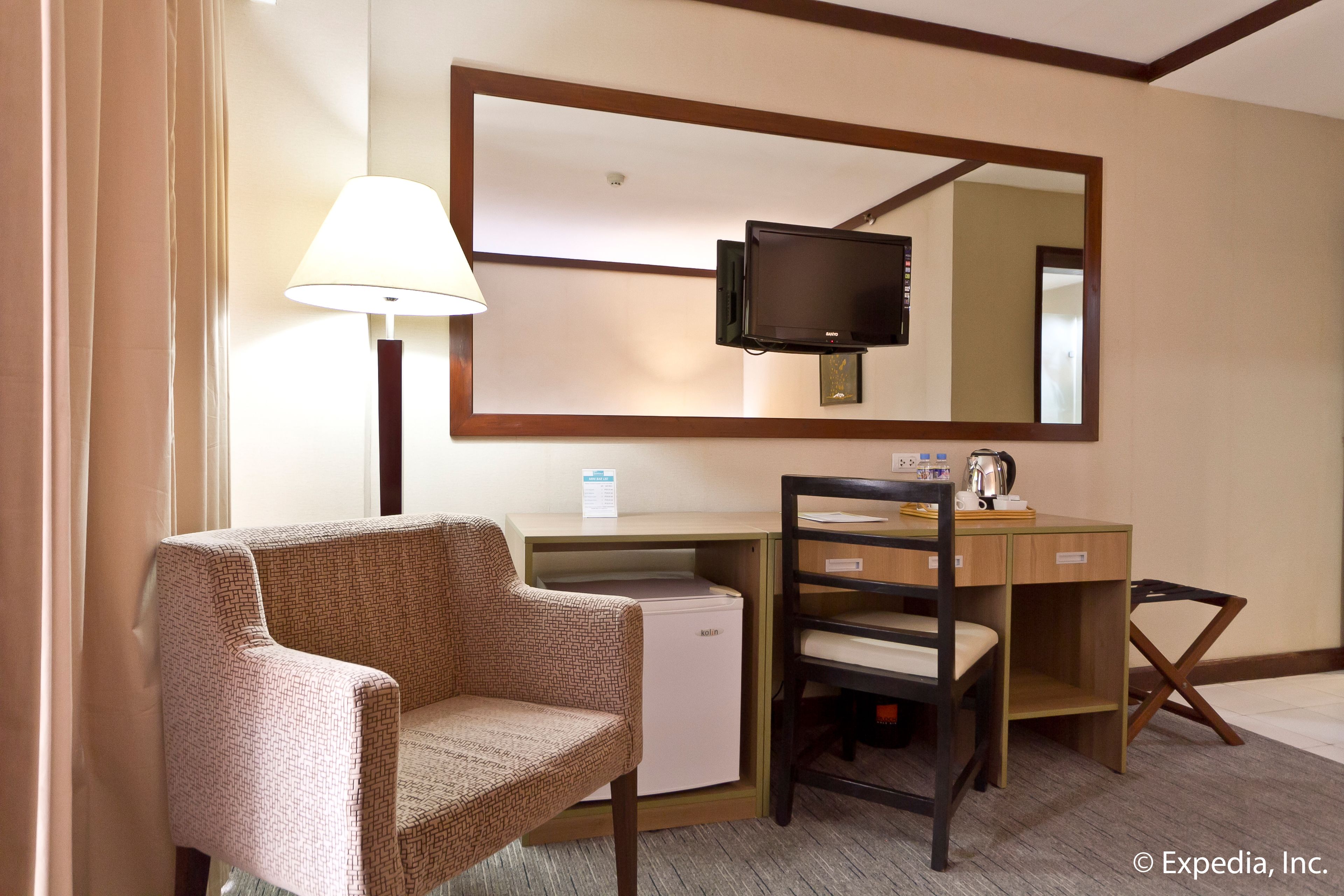 32-inch flat-screen tv with cable channels, tv