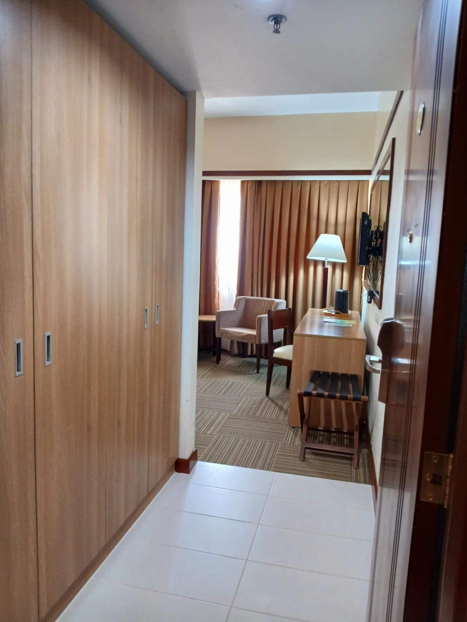 deluxe room | minibar, in-room safe, desk, soundproofing