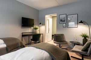 Habitación estándar con 2 camas individuales | Mobiliario individual, escritorio, cunas gratuitas y camas supletorias