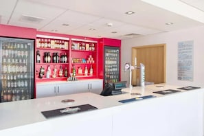 Bar (on property) - Travelodge Paignton Seafront (Paignton)