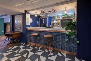 Bar (on property) - Travelodge Bournemouth Seafront (Bournemouth)