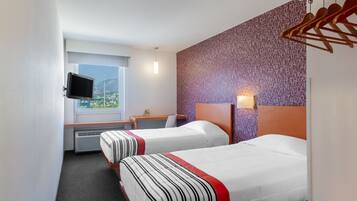 Habitación, 2 camas individuales | Escritorio, tabla de planchar con plancha, wifi gratis y ropa de cama